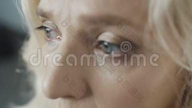 悲伤的老妇人闭上眼睛。 <strong>女人在哭</strong>泣
